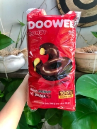 Bánh Doowee Donut Phủ Sôcôla Nhân Kem Trứng